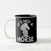 it's Not a Horse Funny Chess kinight Piece Lover Zweifarbige Tasse (Links)