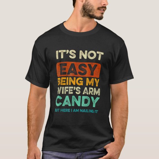 Its Not Easy Being My Wife s Arm Candy Fathers Da T-Shirt (Vorderseite)