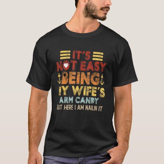 Its Not Easy Being My Wife s Arm Candy Fathers Da T-Shirt (Vorderseite)