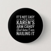 It's-not-easy To Be Karen's Arm Candy Funny Couple Button (Vorderseite)