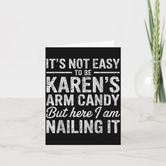 It's-not-easy To Be Karen's Arm Candy Funny Couple Karte (Vorderseite)
