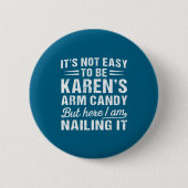 Its-not-easy To Be Karen's Arm Candy Funny Husband Button (Vorderseite)