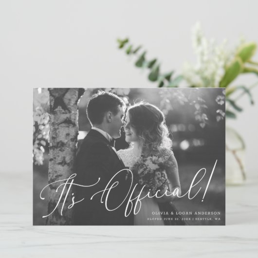 It's Official! Chic Script Wedding Photo Elopement Einladung (Stehend Vorderseite)