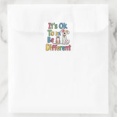 It's ok to be different quadratischer aufkleber (Tasche)