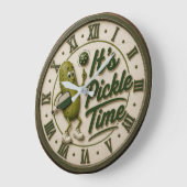 It's Pickle Time Cute Pickle Character Große Wanduhr (Winkel)