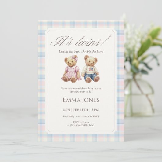 Its Twins Pastel Plaid Teddy Bear Baby Shower Einladung (Stehend Vorderseite)