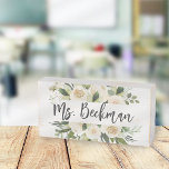 Ivory Bloom Floral Teacher Name Klasse Holzkisten Schild<br><div class="desc">Niedliche boho Blumenschilder für LehrerInnen tragen Ihren Namen in eleganten handgezeichneten,  kursiven Schriftzeichen,  flankiert von weißen und elfenbeinfarbenen Blume,  Eukalyptus-Blätter und schlängelgrünem botanischem Blattwerk. Ein perfektes Geschenk für die Lehrerwertungswoche oder den Urlaub!</div>