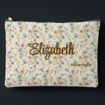 Ivory Blue Blush Romantic Floral Wedding Party Zubehörtasche<br><div class="desc">Kleine Blüten, großer Charme. Dieser hübsche Reißverschluss-Beutel bietet romantischen Elfenbeinhintergrund mit blauen und blütenblütigen Blumendrucken mit einer süsse Schriftzeichen-Personalisierung. Ideal für Schönheitsprodukte, Elektronik, bachelorette Wochenendessentials oder als Teil eines koordinierten Set für Bachelorette. Es stehen auch passende Taschen, Geschirrtücher und Handtücher für Wellness-Center und Strand zur Verfügung. | Klicken Sie auf...</div>