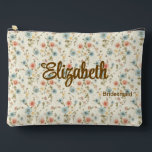 Ivory Blue Blush Romantic Floral Wedding Party Zubehörtasche<br><div class="desc">Kleine Blüten, großer Charme. Dieser hübsche Reißverschluss-Beutel bietet romantischen Elfenbeinhintergrund mit blauen und blütenblütigen Blumendrucken mit einer süsse Schriftzeichen-Personalisierung. Ideal für Schönheitsprodukte, Elektronik, bachelorette Wochenendessentials oder als Teil eines koordinierten Set für Bachelorette. Es stehen auch passende Taschen, Geschirrtücher und Handtücher für Wellness-Center und Strand zur Verfügung. | Klicken Sie auf...</div>