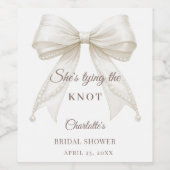 Ivory bow pearls tying the knot Bridal Shower Weinetikett (Einzelnes Label)