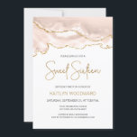 Ivory Gold Agate Sweet 16 Geburtstagsparty Einladung<br><div class="desc">Diese trendige 16 . Geburtstag-Geburtstagseinladung zeigt ein Aquarellbild einer agaten Geode in Elfenbeintönen mit goldenen Imitaten. Die Worte "16 . Geburtstag" erscheinen in Imitaten goldenen Glitzer in dekorativen modernen Handschrift Schriftart. Passen Sie den Namen des Honorars in goldfarbenem Text an und die Details in Holzkohle grau auf weißem Hintergrund. Auf...</div>