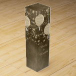 Ivory Lanterns Wein-Geschenkverpackung<br><div class="desc">Rustikal brauner Hintergrund mit elfenbeinfarbenen Tinkelleuchten und Papierlaternen. Teil des ElfenbeinLanterns Hochzeitssomming-Set. Einige digitale Pinsel,  die in diesem Werk verwendet wurden,  lieferten mit freundlicher Genehmigung von Obsidian Dawn: www.obsidiandawn.com</div>