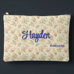 Ivory Mixed Bouquet Romantic Floral Wedding Party Zubehörtasche<br><div class="desc">Kleine Blüten, großer Charme. Dieser zauberhafte Reißverschluss besticht durch romantischen Elfenbeinhintergrund mit gemischter pastellfarbener Blütenabdruck mit einer süsse Schriftzeichen-Personalisierung. Ideal für Schönheitsprodukte, Elektronik, bachelorette Wochenendessentials oder als Teil eines koordinierten Set für Bachelorette. Es stehen auch passende Taschen, Geschirrtücher und Handtücher für Wellness-Center und Strand zur Verfügung. | Klicken Sie auf...</div>