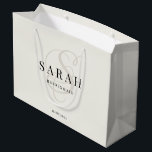 Ivory Monogram Personalisiert Bridesmaid Große Geschenktüte<br><div class="desc">Diese niedliche personalisierte Geschenktasche aus Brautjungfrau enthält den Namen der personalisierten Brautjungfrau,  das kalligraphische Monogramm in Elfenbeinfarbe und das Hochzeitdatum. Ändern Sie den Hintergrund und die Schriftart-Farben ganz einfach,  wenn Sie möchten.</div>