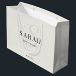 Ivory Monogram Personalisiert Bridesmaid Große Geschenktüte<br><div class="desc">Diese niedliche personalisierte Geschenktasche aus Brautjungfrau enthält den Namen der personalisierten Brautjungfrau,  das kalligraphische Monogramm in Elfenbeinfarbe und das Hochzeitdatum. Ändern Sie den Hintergrund und die Schriftart-Farben ganz einfach,  wenn Sie möchten.</div>