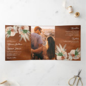 Ivory Palm Earthy Floral Pampas Terracotta Wedding Dreifach Gefaltete Einladung (Innenseite)