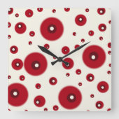 Ivory Red Dots Funky Whimsical Circle Pattern Quadratische Wanduhr (Vorderseite)