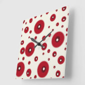 Ivory Red Dots Funky Whimsical Circle Pattern Quadratische Wanduhr (Winkel)