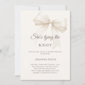 Ivory She's tying the knot bow Bridal Shower Einladung (Vorderseite)