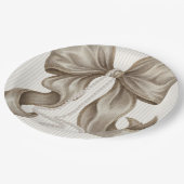 Ivory Striped Bow and Pearl Necklace Pappteller (Schrägansicht)