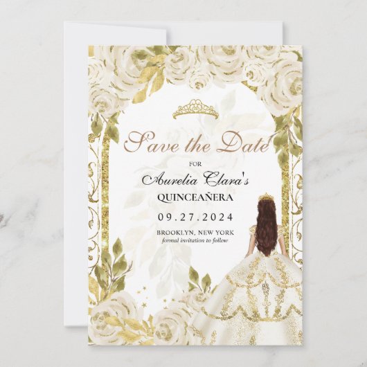 Ivory White Floral Princess Gold Arch Quinceanera Ankündigung (Vorderseite)