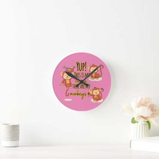 Ja! Das ist mein Zirkus, das sind meine drei Affen Runde Wanduhr (Zuhause)