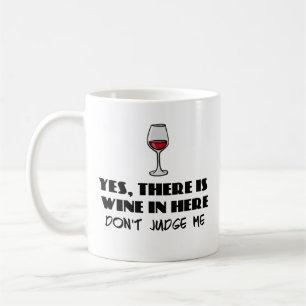 Ja gibt es Wein herein hier - beurteilen Sie mich Kaffeetasse