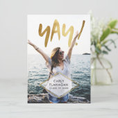 Ja! Gold Script Abschluss Celebration Party Einladung (Stehend Vorderseite)