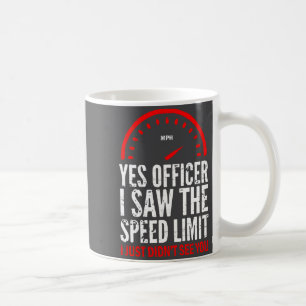 Ja, Herr Wachtmeister, ich sah das Tempolimit, ich Kaffeetasse