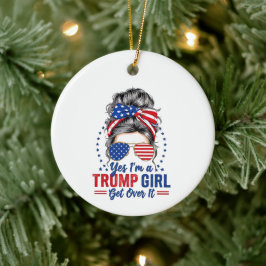Ja, ich bin ein Trump-Mädchen, das sich darüber hi Keramik Ornament