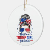 Ja, ich bin ein Trump-Mädchen, das sich darüber hi Keramik Ornament (Links)