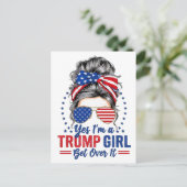Ja, ich bin ein Trump-Mädchen, das sich darüber hi Postkarte (Stehend Vorderseite)