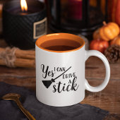 Ja, ich kann einen Stick fahren | Funny Halloween Zweifarbige Tasse
