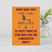 Ja, ich kann einen Stick fahren, sagt die Hexe Einladung (Stehend Vorderseite)