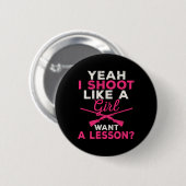 Ja, ich schieße wie ein Mädchen, das eine Lektion Button (Vorne & Hinten)
