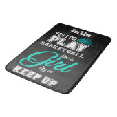 Ja, ich spiele Basketball wie ein Aquamarines Mädc Badematte (Schrägansicht)