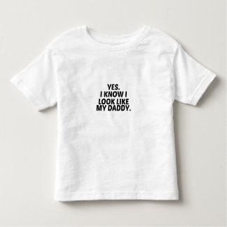 JA, ICH WEISS, DASS ICH WIE MEIN DADDY AUSSEHE KLEINKIND T-SHIRT