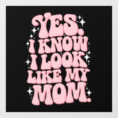 Ja, ich weiß, dass ich wie meine Mama aussehe Fensteraufkleber (Blatt)