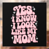 Ja, ich weiß, dass ich wie meine Mama aussehe Fensteraufkleber (Blatt 2)