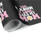 Ja, ich weiß, dass ich wie meine Mama aussehe Geschenkpapier (Rolleneckpunkt)