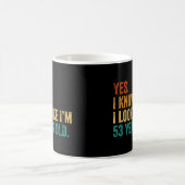 Ja, ich weiß, ich sehe aus, als wäre ich 53 Jahre  Kaffeetasse (Mittel)