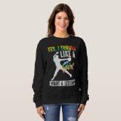 Ja, ich werfe wie ein Mädchen Tie Dye Cool Pitcher Sweatshirt (Vorne ganz)