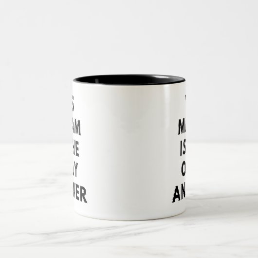Ja Ma'am ist die einzige Antwort Zweifarbige Tasse (Mittel)