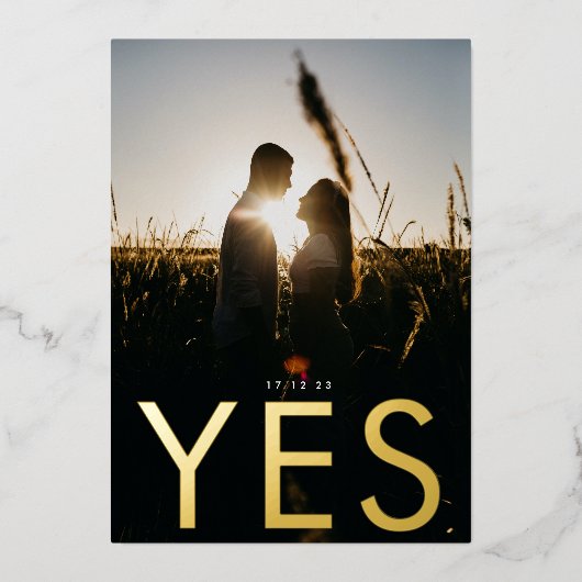 JA | Modernes Gold Foto Rette unser Datum Folieneinladung (Vorderseite)