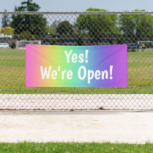 Ja! Wir sind offen! Regenbogenbanner Banner (Insitu)