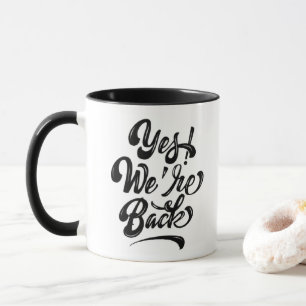 Ja! Wir sind zurück - kühne kalligraphische Tasse