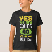 Ja, wir sind Zwillinge nein, wir sind nicht identi T-Shirt (Vorderseite)