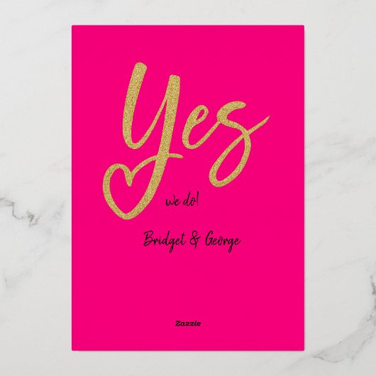 Ja Wir tun Hot Pink Gold Hochzeit speichern Sie da Folieneinladung (Rückseite)