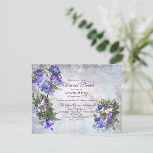 Jacaranda Blooms & Lily Bouquet Theme Einladung (Stehend Vorderseite)