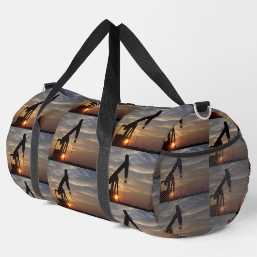 Jack der Ölpumpe bei Sonnenuntergang Necktie Duffle Bag (Rechte Ecke)
